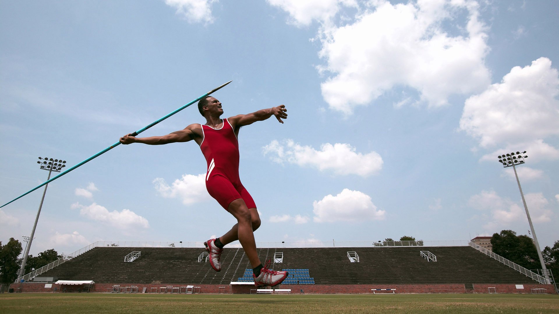 “体育记者百米冲刺抢新闻” 比喻式趣味对抗
